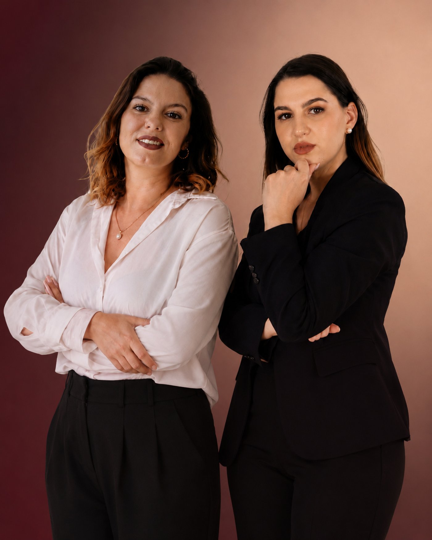 Patrícia Páscoa e a equipa da Nail It Academy, lado a lado, sobre fundo bordô.